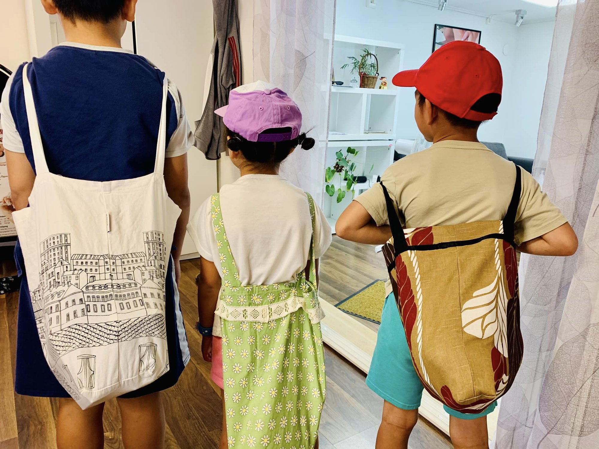 Ngày nào cũng đưa con đi chợ cùng, vài tháng sau mẹ bất ngờ khi các bé tự học được 3 kỹ năng-10