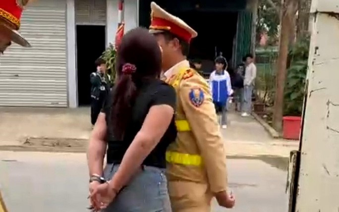 Người phụ nữ lăng mạ CSGT ở Thanh Hóa từng bị phạt do hành hung người khác-1