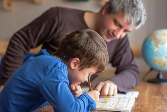 Con hỏi “nhà mình có giàu không?', người cha thông thái trả lời có nhưng vế sau mới bất ngờ