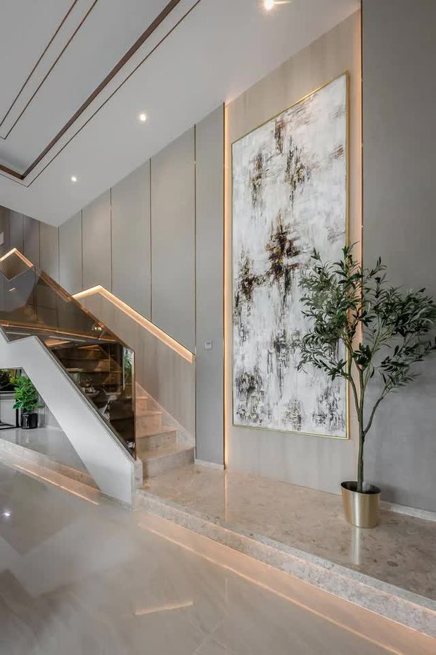 Biệt thự hơn 300m2, tốn gần 8 tỷ với thiết kế sang trọng, view có hồ có vườn thoáng mát-2