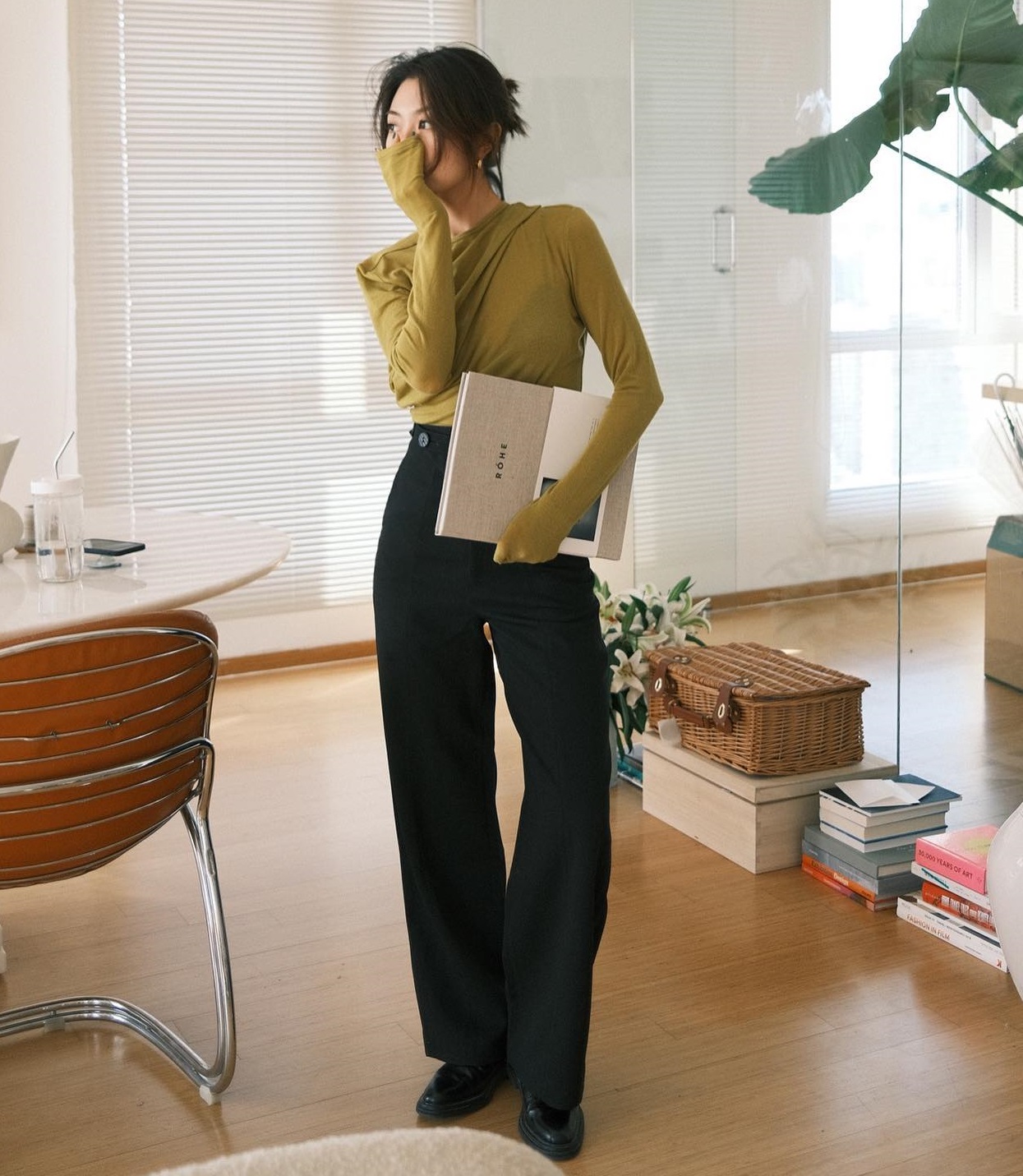 Kết hợp 5 kiểu áo với quần ống suông để mặc đẹp mỗi ngày-7