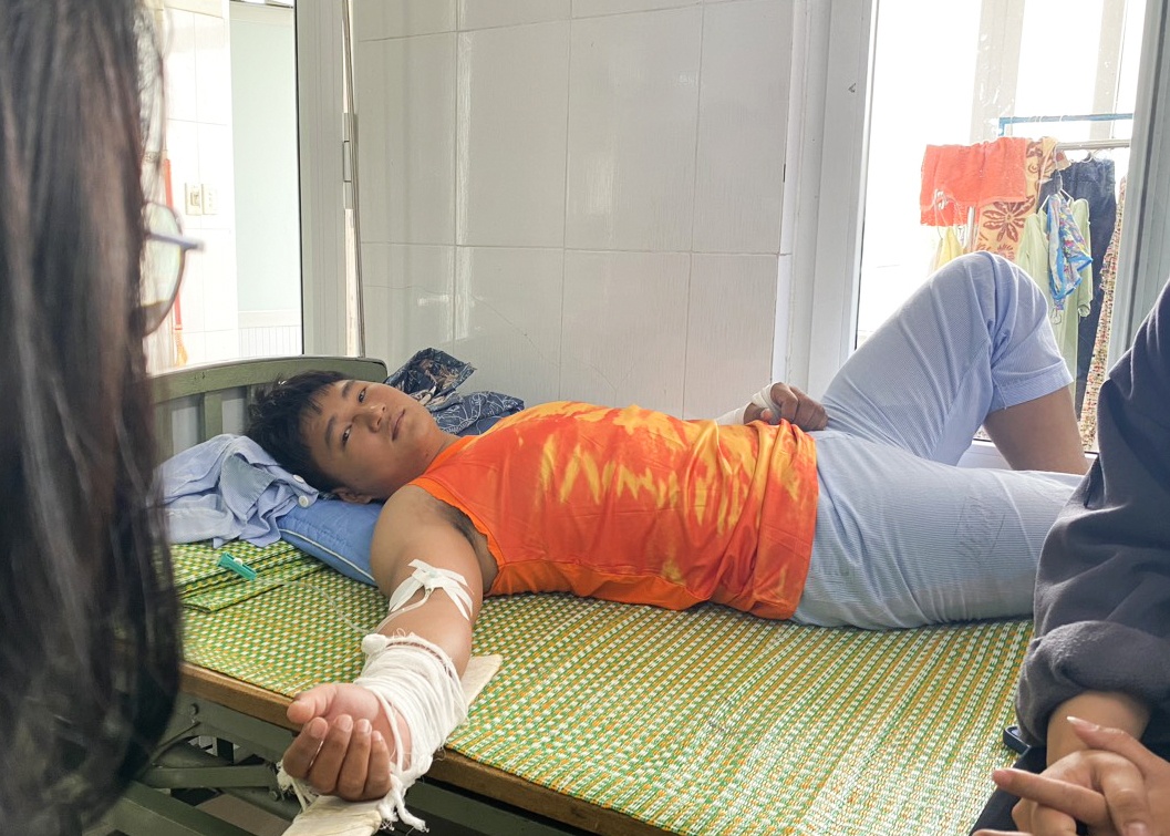 Nam shipper kể lại lúc bị đôi vợ chồng đánh gãy hai tay-1