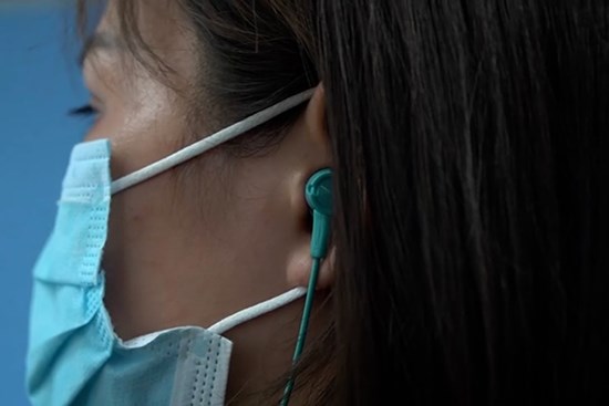 Những đôi tai chết dần vì đeo tai nghe công nghệ