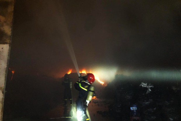 Cháy lớn tại kho than củi 200 tấn, cảnh sát xuyên đêm dập lửa-1