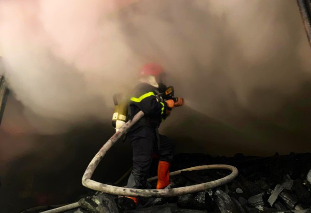 Cháy lớn tại kho than củi 200 tấn, cảnh sát xuyên đêm dập lửa-5