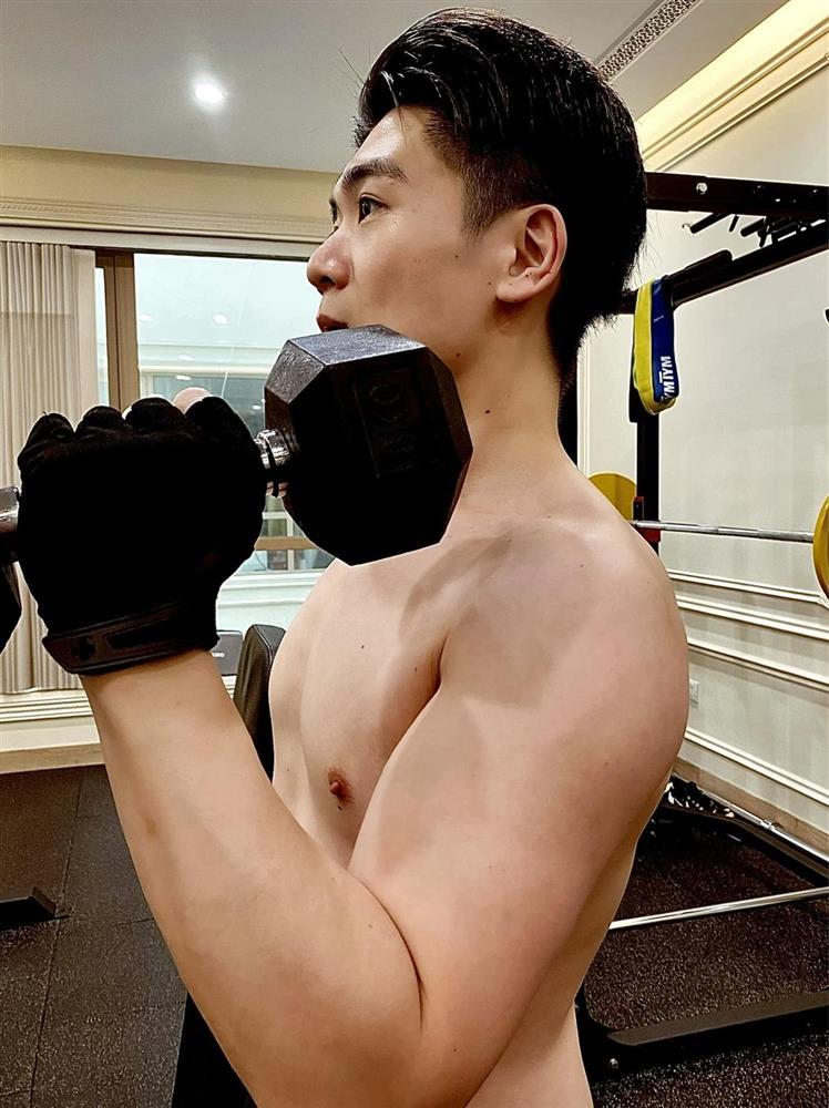 Làm bố bỉm sữa 2 con, quý tử bầu Hiển chăm khoe ảnh tập gym-2