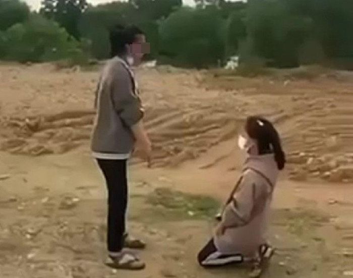 Xôn xao clip nữ sinh ở Quảng Bình bị hành hung, bắt quỳ-1