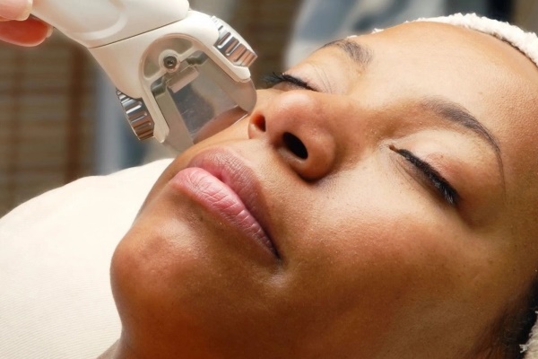 Cấy tóc, mọc tóc, giảm mỡ bụng - máy lazer làm được hết: Chuyên gia nói gì?-1