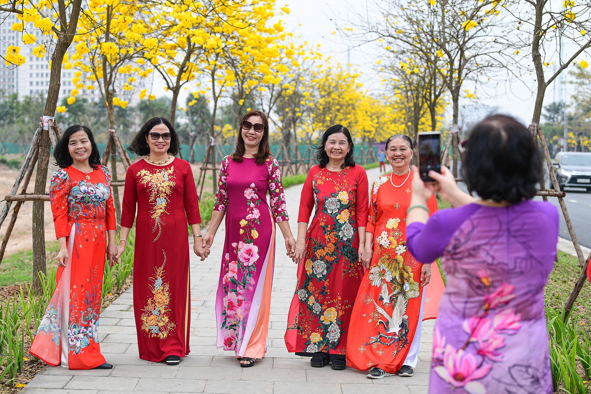 Cung đường hoa vàng nổi nhất Hà Nội thu hút đông người chụp ảnh, check-in-10