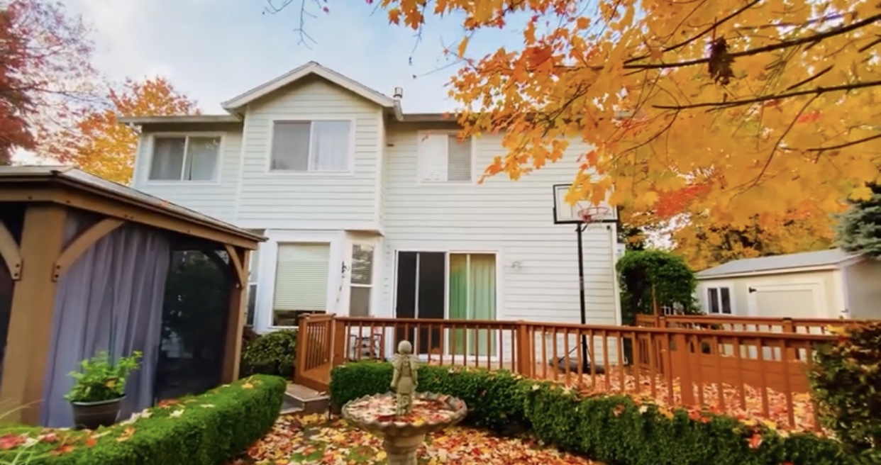 Vì một lời đồn mà ca sĩ Mạnh Quỳnh hiếm hoi khoe biệt thự đang ở, vọng lâu giữa sân gây chú ý-1