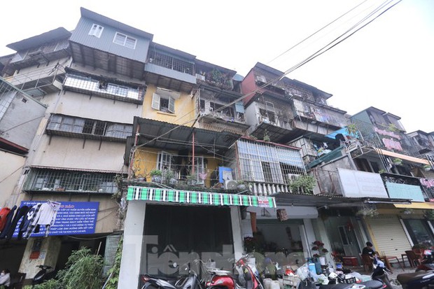 Chính quyền nói chung cư cũ nguy hiểm, người dân bảo nghiêng bền vững-11