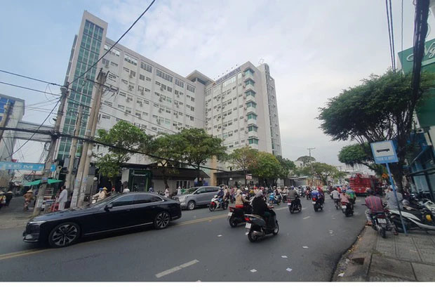 Kinh hãi cảnh thanh niên nghi ngáo đá, ngồi vắt vẻo trên nóc bệnh viện ở Rạch Giá-2