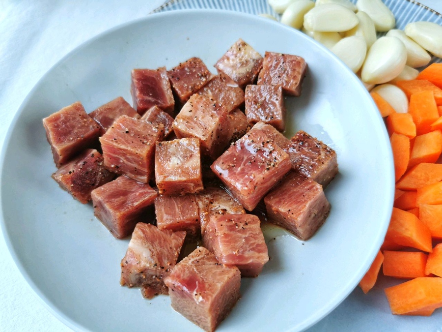 Bò lúc lắc bơ tỏi thơm lừng mềm ngon, giúp phòng cảm cúm hiệu quả-1