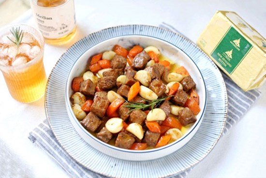 Bò lúc lắc bơ tỏi thơm lừng mềm ngon, giúp phòng cảm cúm hiệu quả