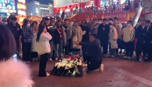 Chàng trai quỳ gối cầu hôn bạn gái giữa đường, không ngờ nhận kết đắng-1