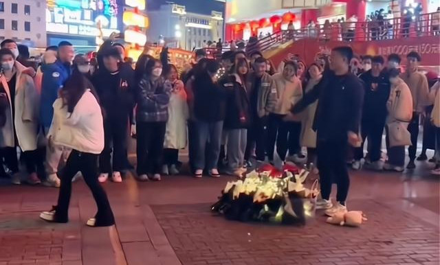 Chàng trai quỳ gối cầu hôn bạn gái giữa đường, không ngờ nhận kết đắng-2