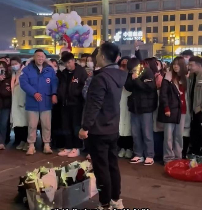 Chàng trai quỳ gối cầu hôn bạn gái giữa đường, không ngờ nhận kết đắng-3