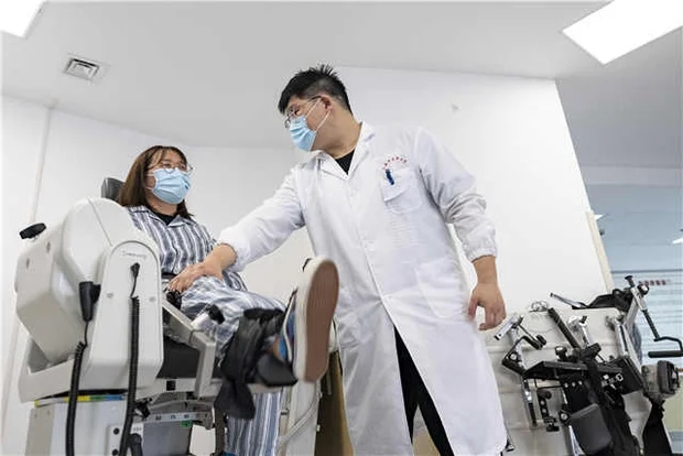 20 tuổi đã bị thoát vị đĩa đệm, 30 tuổi chân không còn cảm giác... bác sĩ cảnh báo thói xấu nên bỏ-2