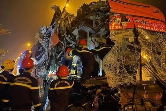 Ô tô khách tông đuôi xe chở gạch đỗ ven đường, 3 người tử vong