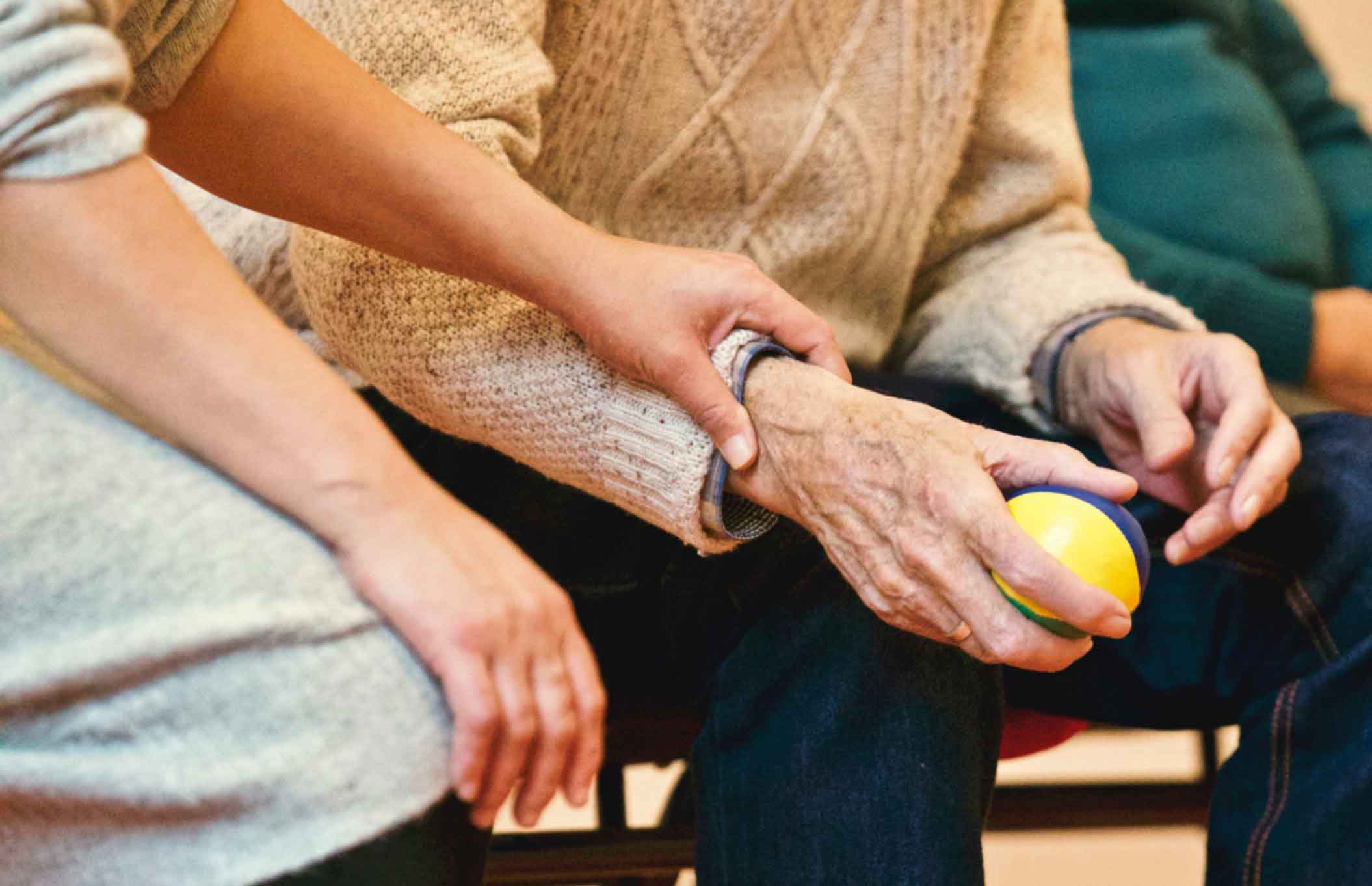 Vợ 55 tuổi bật khóc vì chồng hất văng đĩa cá chiên chưa vàng-1