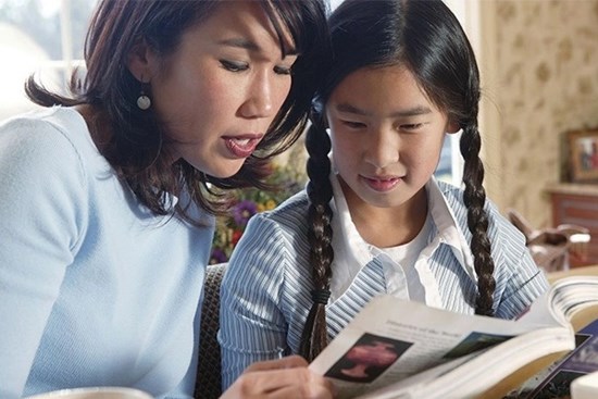 'Con được 10 điểm, bố mẹ sẽ thưởng' - cách giáo dục làm hại con