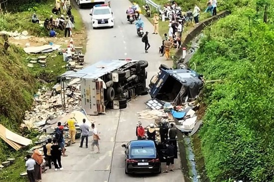 Hai anh em ruột lái xe tông trúng nhau giữa đèo