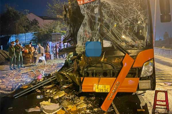 Xe tải suýt đâm vào nhóm học sinh vì né xe máy dừng giữa đường-1