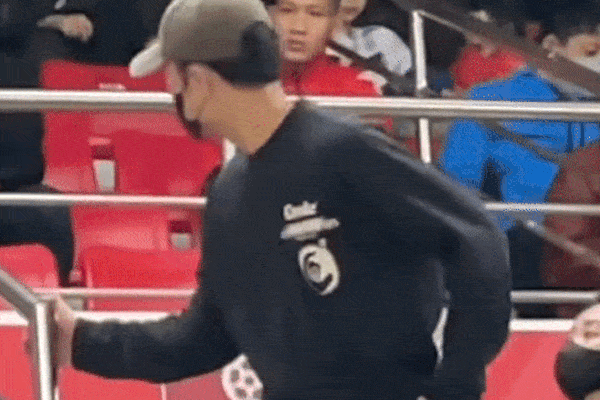 Xuân Trường có hành động tinh tế khi lần đầu tiên đưa vợ đi xem đá bóng-1