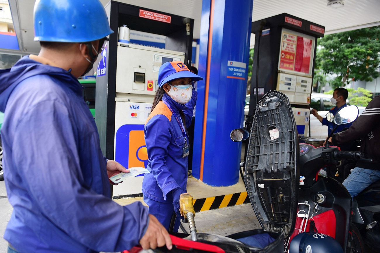 Giá xăng dầu hôm nay: Đồng loạt giảm-1