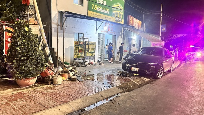 Video: Kinh hoàng ôtô lao lên vỉa hè, tông chết người-1