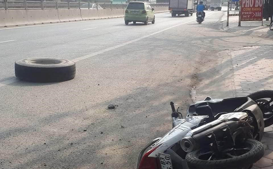 Xe container văng lốp khiến người đi xe máy ở Ninh Bình tử vong-1