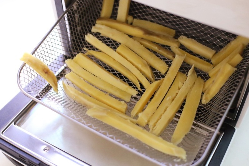 Dùng nồi chiên không dầu làm khoai lang sấy dẻo vừa nhàn thân mà ăn lại ngon-3