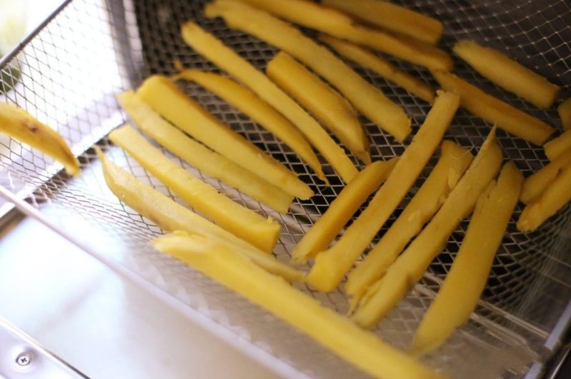 Dùng nồi chiên không dầu làm khoai lang sấy dẻo vừa nhàn thân mà ăn lại ngon-4