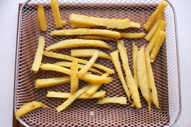 Dùng nồi chiên không dầu làm khoai lang sấy dẻo vừa nhàn thân mà ăn lại ngon-5