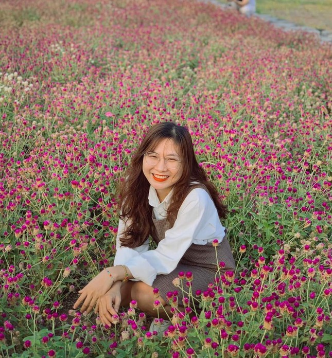 Giới trẻ TP.HCM rộn ràng rủ nhau check-in cánh đồng hoa tím mộng mơ-2