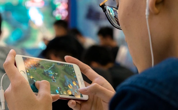 Sắp đến kỳ thi đại học mà con trai cứ cắm mặt vào điện thoại, mẹ chỉ nói đúng 1 câu mà cuộc đời con... sang trang mới-1