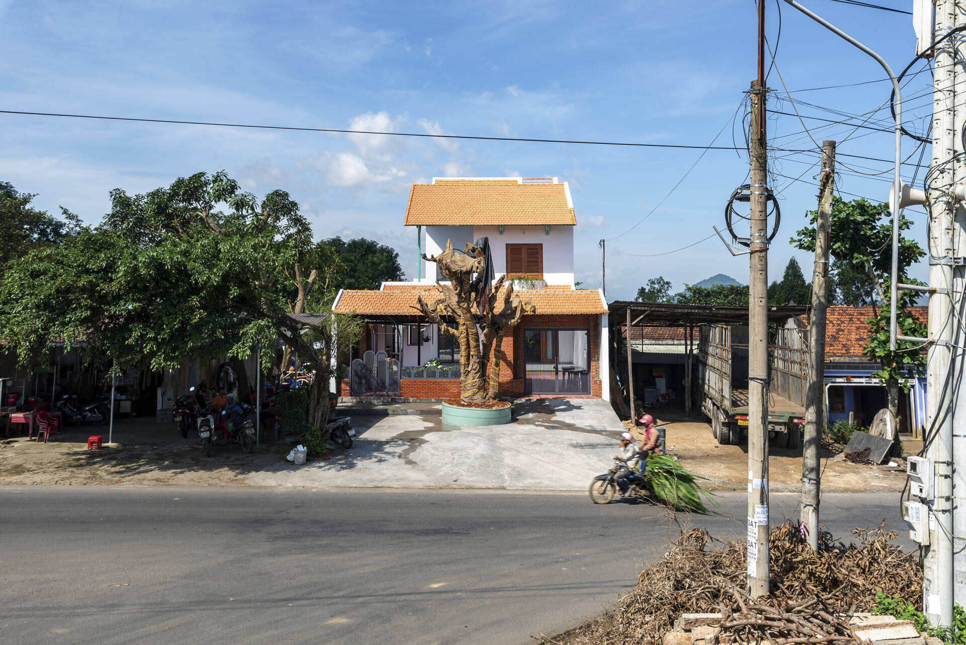 Ngôi nhà mái ngói đỏ, xây gạch thẻ để mộc tạo không gian thiên nhiên gần gũi-2