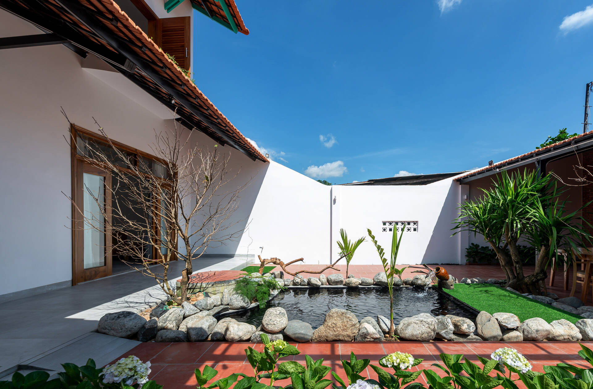 Ngôi nhà mái ngói đỏ, xây gạch thẻ để mộc tạo không gian thiên nhiên gần gũi-3