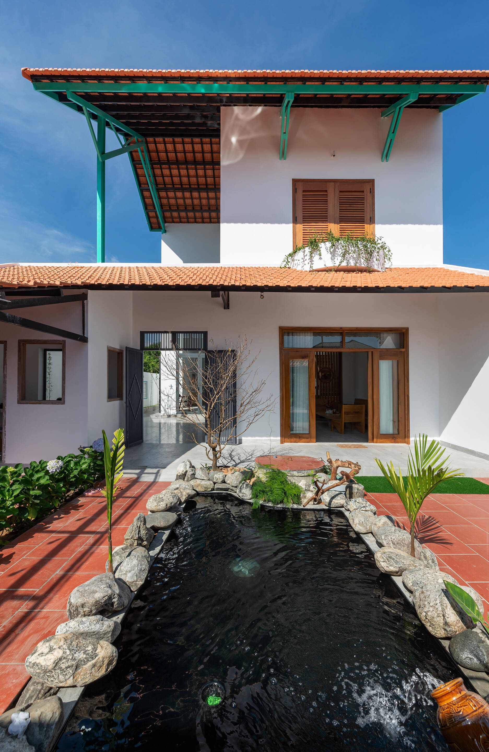 Ngôi nhà mái ngói đỏ, xây gạch thẻ để mộc tạo không gian thiên nhiên gần gũi-6