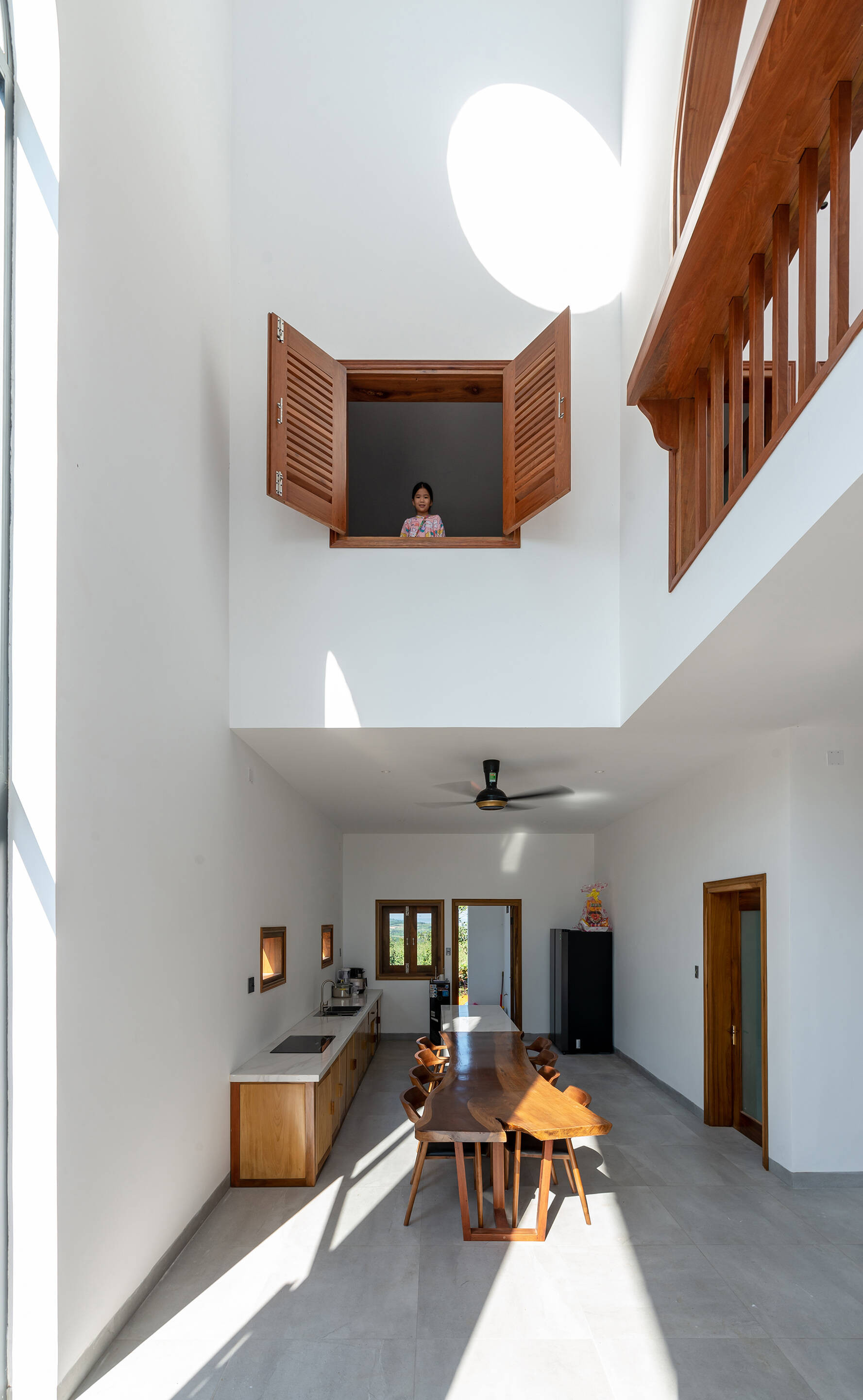 Ngôi nhà mái ngói đỏ, xây gạch thẻ để mộc tạo không gian thiên nhiên gần gũi-8