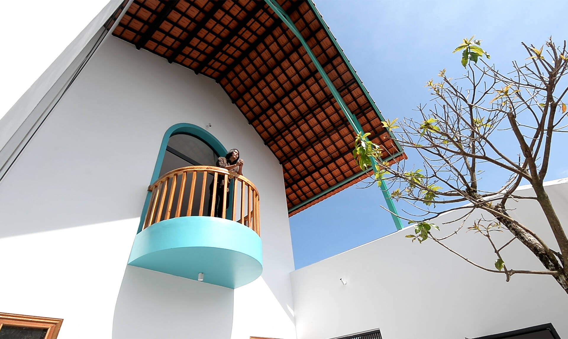 Ngôi nhà mái ngói đỏ, xây gạch thẻ để mộc tạo không gian thiên nhiên gần gũi-11