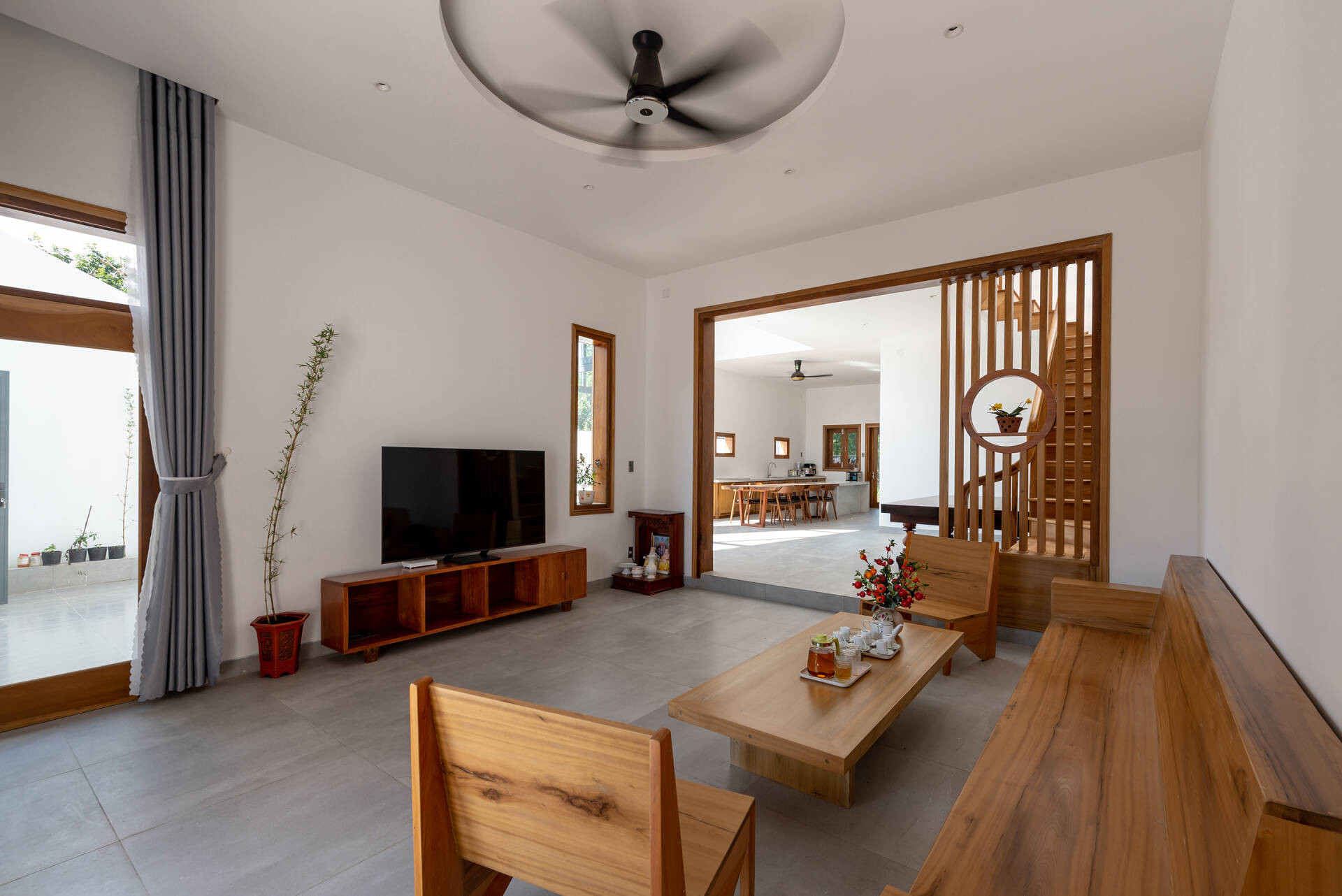 Ngôi nhà mái ngói đỏ, xây gạch thẻ để mộc tạo không gian thiên nhiên gần gũi-12