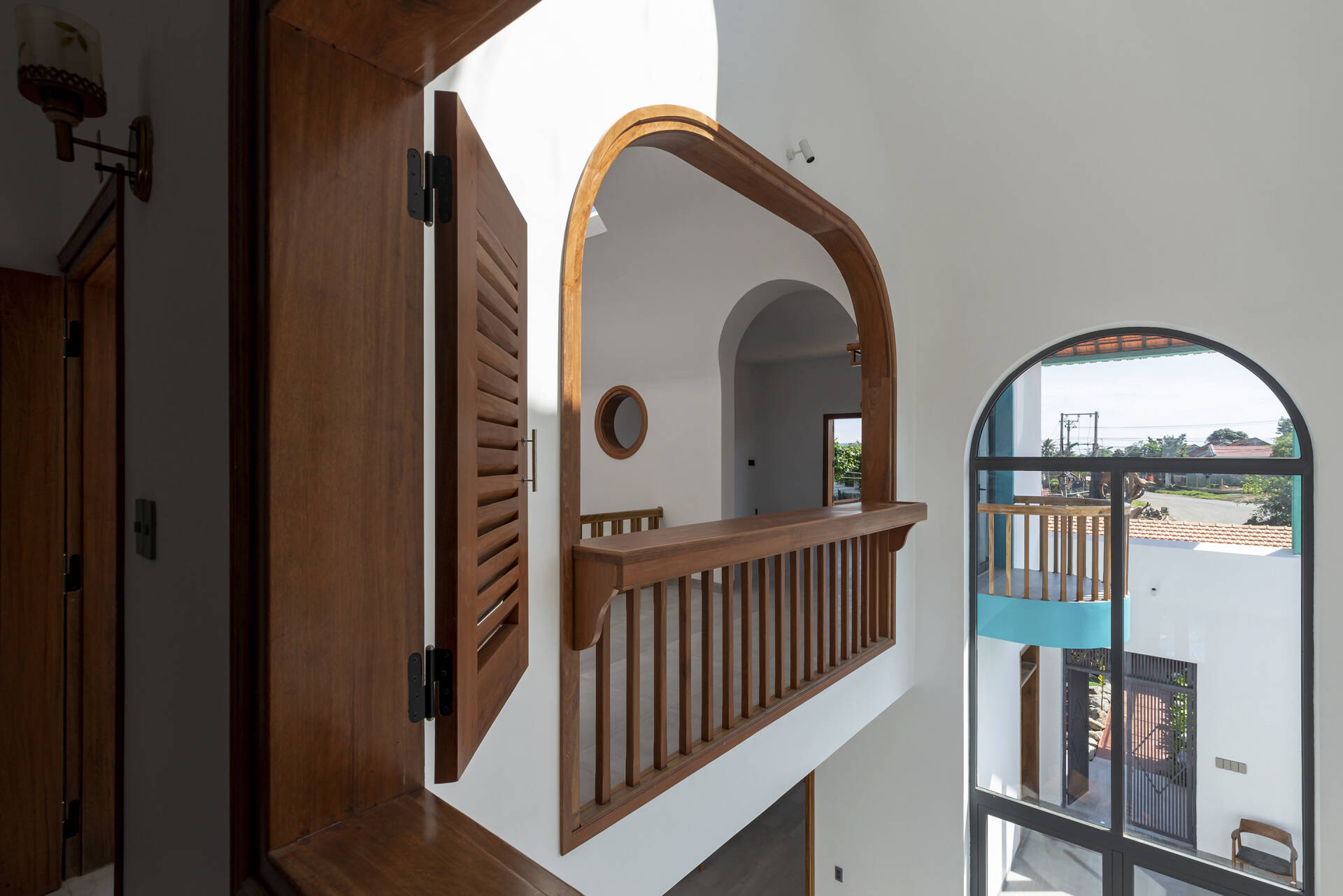 Ngôi nhà mái ngói đỏ, xây gạch thẻ để mộc tạo không gian thiên nhiên gần gũi-14