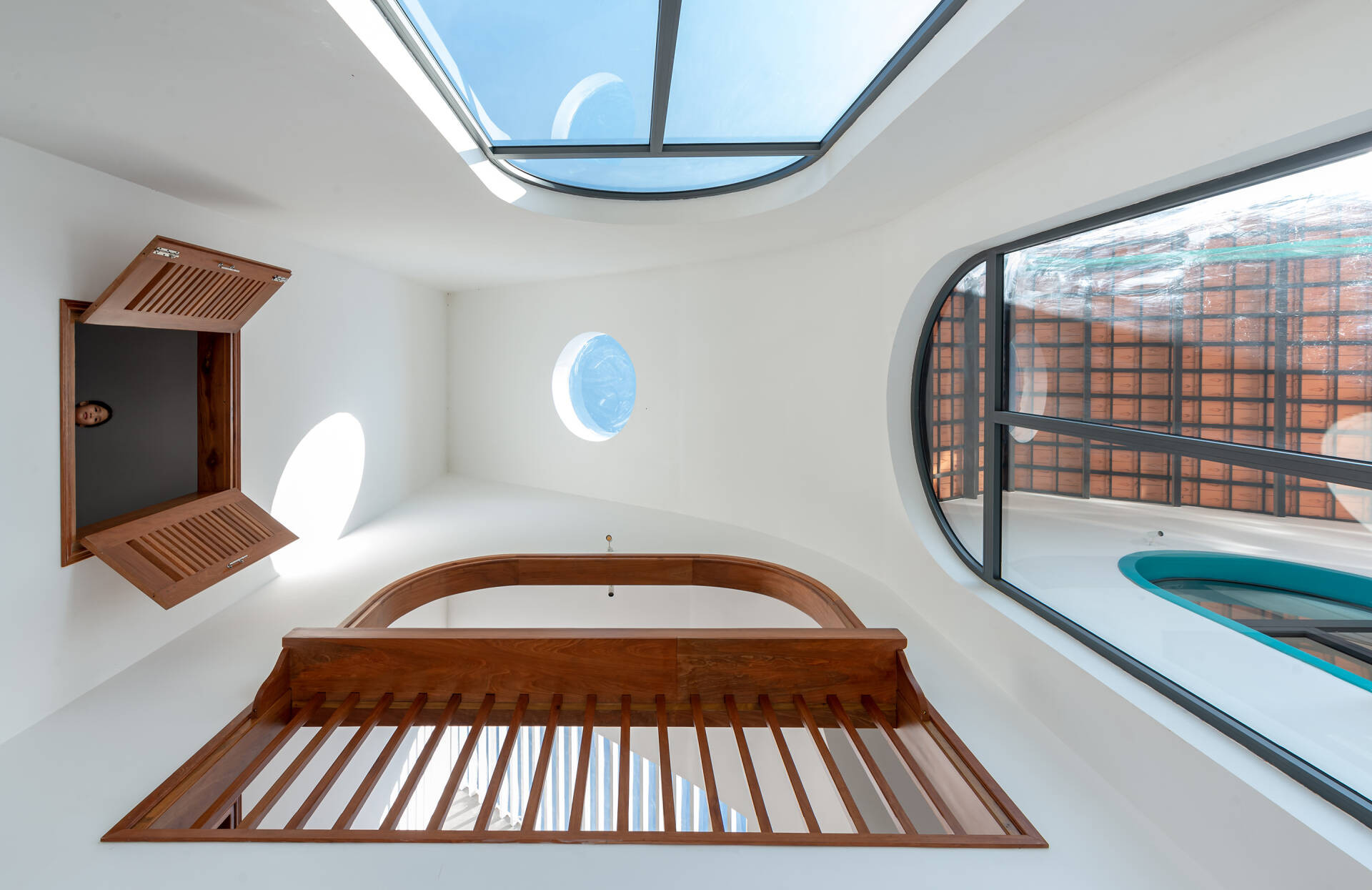 Ngôi nhà mái ngói đỏ, xây gạch thẻ để mộc tạo không gian thiên nhiên gần gũi-15