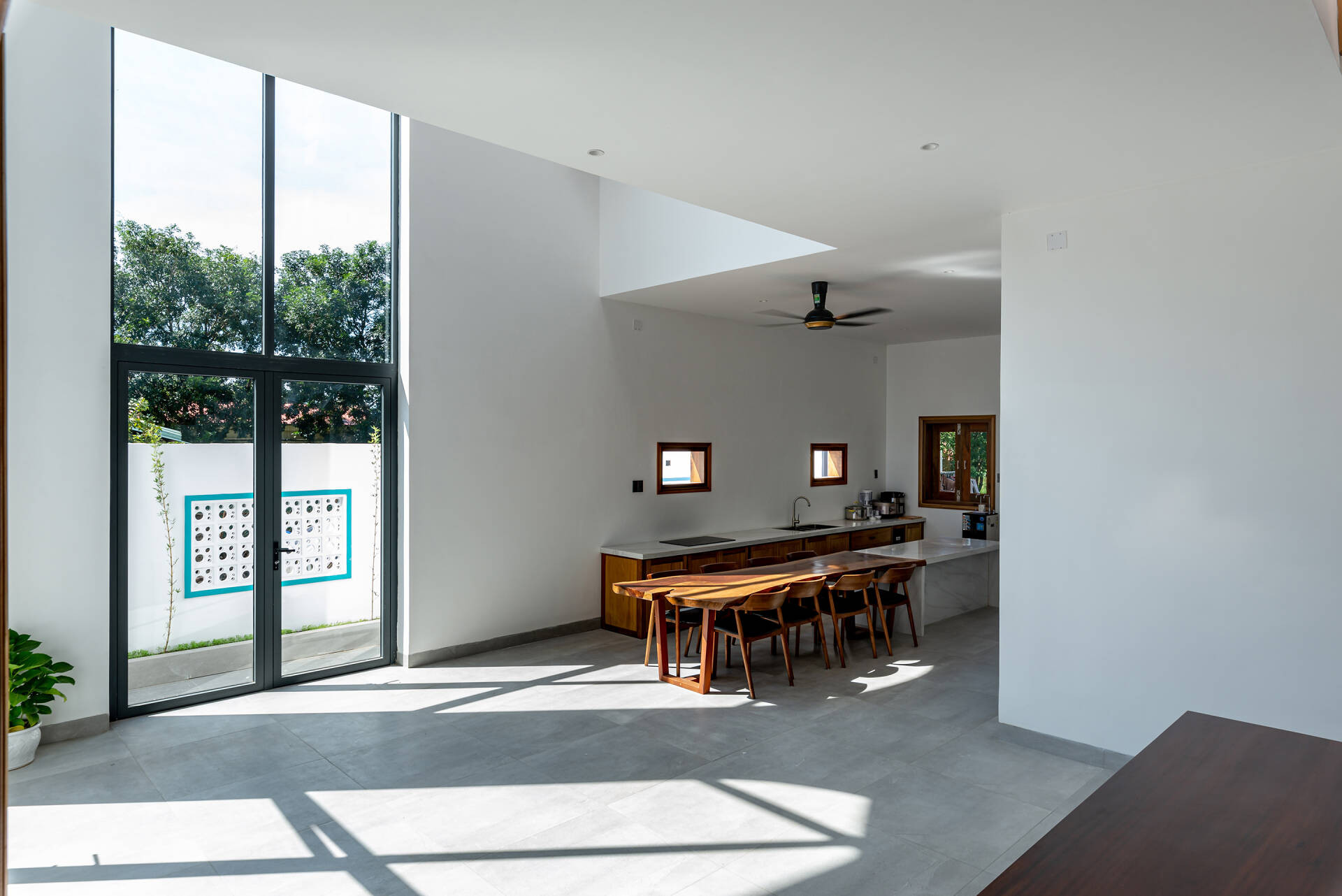 Ngôi nhà mái ngói đỏ, xây gạch thẻ để mộc tạo không gian thiên nhiên gần gũi-18