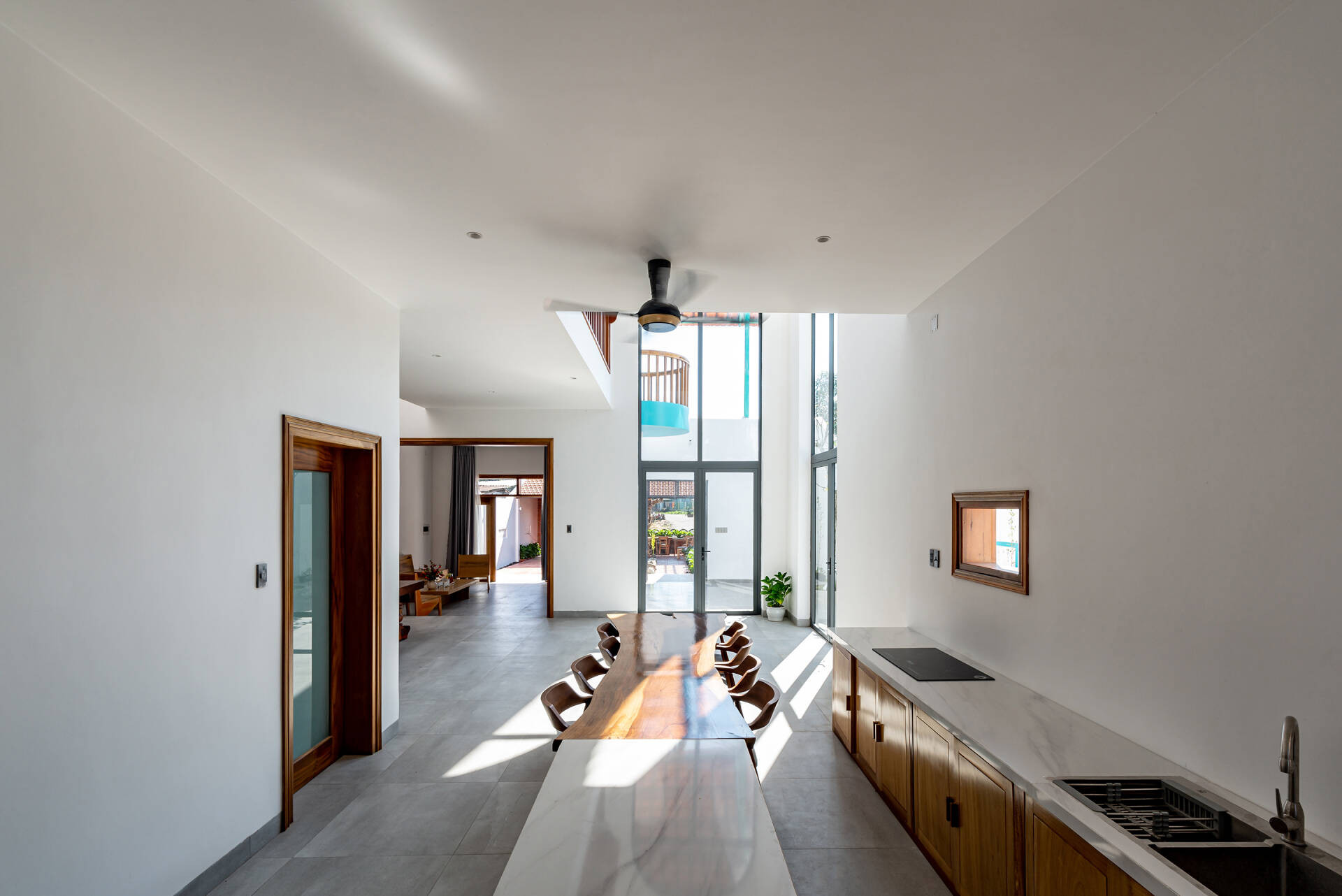 Ngôi nhà mái ngói đỏ, xây gạch thẻ để mộc tạo không gian thiên nhiên gần gũi-19