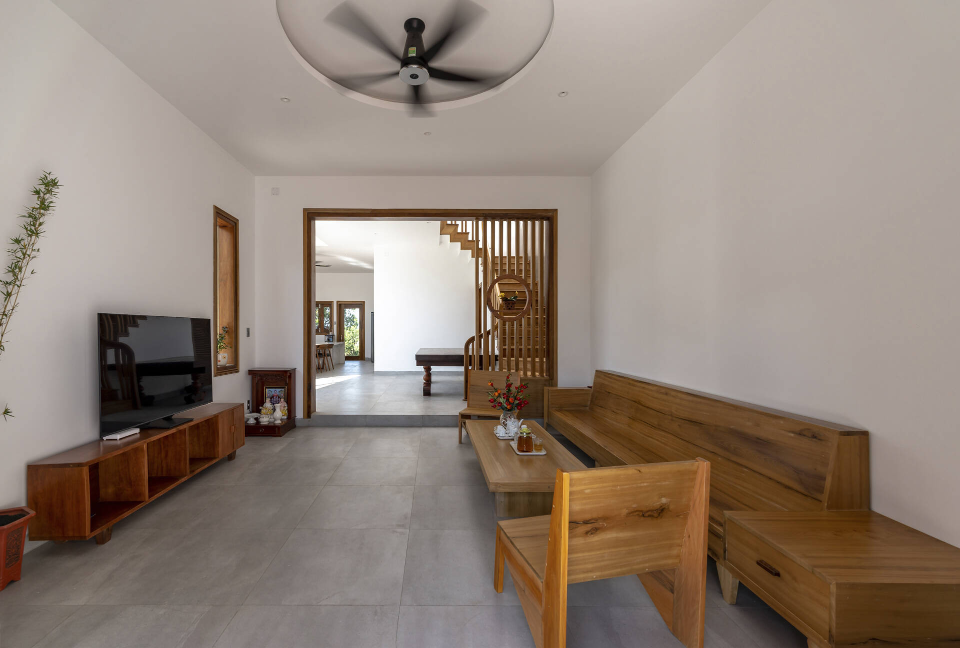 Ngôi nhà mái ngói đỏ, xây gạch thẻ để mộc tạo không gian thiên nhiên gần gũi-13