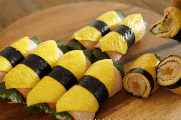 Cách làm cơm cuộn phô mai giăm bông bằng tay không cần mành tre, thích hợp đổi gió ngày cuối tuần