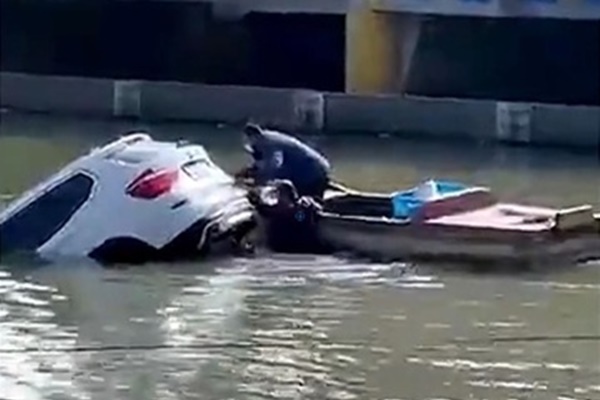 Giải cứu người đàn ông bị mắc kẹt dưới lòng sông đóng băng-1
