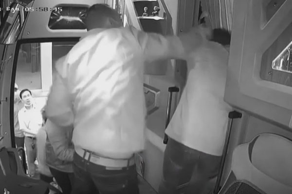 Xe đầu kéo húc Toyota Vios xoay ngang trên cầu và bài học về điểm mù-2